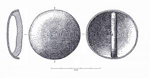 BTN-1016 - Bouton à barre transversale
bronze
Bouton (ou applique) circulaire inorné, légèrement bombé en partie centrale et fortement recourbé sur le pourtour ; barre rectiligne ou légèrement incurvée servant de bélière.