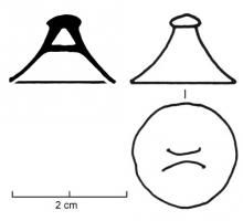 BTN-2017 - Bouton à barre transversale de type Castelnau
bronze
Bouton conique, plus ou moins haut, à flancs lisses avec parfois un petit bouton à la pointe ; au revers, barre transversale coulée.