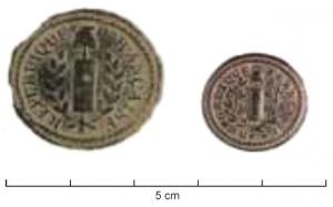 BTN-9033 - Bouton
bronze
Bouton plat, anneau au revers; dans un cercle de grènetis, REPUBLIQUE / FRANCAISE autour d'une couronne de chêne contenant un faisceau de licteurs coiffé d'un bonnet phrygien.
