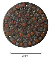 BTN-9056 - Bouton 
bronze
Bouton plat émaillé présentant un décor composé d'une alternance de motifs carrés et en croix, présentant trois perforations de faible diamètre disposées en triangle.