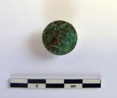 BTN-9059 - Bouton en cuivre à plat décoré
cuivre
Bouton en alliage cuivreux. le plat est horizontal et présente un décor à lignes parallèles. Le bord du bouton est cerclé.