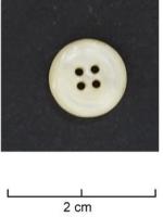 BTN-9079 - Bouton à trous : nacre
nacre
Bouton circulaire plat avec généralement quatre trous, voire 5, découpé dans de la nacre.