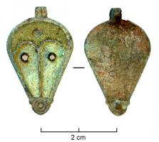 BTS-4004 - Boîte à sceau en forme de goutte
bronze
TPQ : 100 - TAQ : 250
Boîte à sceau en forme de goutte, couvercle plat émaillé, présentant deux loges ovales verticales surmontées d'une pelte ; cercle oculé incisé à la pointe.