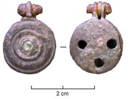 BTS-4015 - Boîte à sceau circulaire
bronze
Boîte à sceau circulaire dont le couvercle, orné de moulures concentriques (d'arrangement variable), est percé au centre pour l'adjonction d'un ornement riveté.