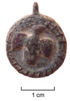 BTS-4017 - Boîte à sceau circulaire : aigle
bronze
Boîte à sceau circulaire dont le couvercle, pourvu d'une moulure circulaire (souvent marquée d'incisions perpendiculaires), est orné d'un ornement riveté en forme d'aigle de face, aux ailes déployées ; fréquent décor incrusté de nielle sur l'animal et sur la couronne.