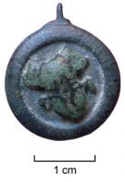 BTS-4018 - Boîte à sceau circulaire : grenouille
bronze
Boîte à sceau circulaire dont le couvercle, pourvu d'une moulure circulaire (souvent marquée d'incisions perpendiculaires), est orné d'un ornement riveté en forme de grenouille ; fréquent décor de nielle sur l'animal et sur la couronne.