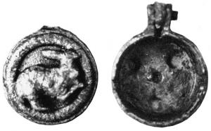 BTS-4019 - Boîte à sceau circulaire : lièvre
bronze
Boîte à sceau circulaire dont le couvercle, pourvu d'une moulure circulaire (souvent marquée d'incisions perpendiculaires), est orné d'un ornement riveté en forme de lièvre à droite ; fréquent décor de nielle sur l'animal et sur la couronne.