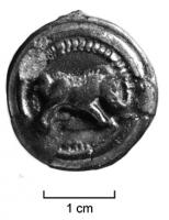 BTS-4025 - Boîte à sceau circulaire : sanglier
bronze
Boîte à sceau circulaire dont le couvercle, pourvu d'une moulure circulaire (souvent marquée d'incisions perpendiculaires), est orné d'un ornement riveté en forme de sanglier ; fréquent décor de nielle sur l'animal et sur la couronne.