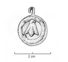 BTS-4026 - Boîte à sceau circulaire : abeille ou cigale
bronze
Boîte à sceau circulaire dont le couvercle, pourvu d'une moulure circulaire (souvent marquée d'incisions perpendiculaires), est orné d'un ornement riveté en forme d'abeille (ou peut-être de cigale) ; fréquent décor de nielle sur l'animal et sur la couronne.