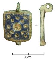 BTS-4038 - Boîte à sceau rectangulaire
bronze
TPQ : 100 - TAQ : 300
Boîte à sceau rectangulaire dont le couvercle comporte à la base une excroissance pour le calage sur le fond, et au-dessus de la charnière un anneau ; la face supérieure est occupée par de l'émail avec un semis de petits cercles autour d'un disque central émaillé.