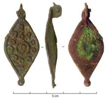 BTS-4040 - Boîte à sceau en forme de feuille
bronze
TPQ : 100 - TAQ : 300
Boîte à sceau foliacée (forme rare), dont le couvercle allongé, terminé à chaque extrémité (parfois seulement à la base) par un petit disque émaillé (pointe de calage en bas), est creusé pour des émaux : semis de petits cercles autour de 2 disques imbriqués au centre.