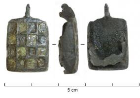 BTS-4041 - Boîte à sceau rectangulaire
bronze
TPQ : 100 - TAQ : 300
Boîte à sceau rectangulaire coulée, au fond percé de 4 trous ; couvercle enveloppant ; la face supérieure est creusée d'un damier de 16 champs rectangulaires émaillés.