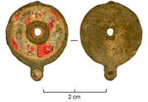 BTS-4047 - Boîte à sceau circulaire
bronze
TPQ : 100 - TAQ : 200
Boîte à sceau circulaire dont le couvercle est creusé de loges émaillées : une ou deux couronnes autour d'un disque central (percé...?) ; à la base, appendice avec petit disque émaillé.