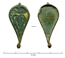 BTS-4048 - Boîte à sceau en forme de goutte
bronze
TPQ : 100 - TAQ : 300
Boîte à sceau en forme de goutte allongée, bouton terminal; le couvercle est creusé de loges d'émail figurant un motif cordifome (disque au-dessus) entouré d'une bordure festonnée.