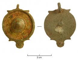 BTS-4049 - Boîte à sceau circulaire
bronze
TPQ : 100 - TAQ : 300
Boîre à sceau circulaire dont le couvercle comporte deux ergots symétriques encadrant la charnière et le disque terminal ; la face supérieure est creusée d'une couronne émaillée, le centre étant occupé par un umbo conique riveté.