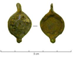 BTS-4050 - Boîte à sceau circulaire
bronze
TPQ : 100 - TAQ : 300
Boîte à sceau circulaire coulée, dont la base comporte souvent un appendice rond recouvrant une pointe de calage ; la face externe est creusée d'émaux champlevés : disque central entouré d'une couronne de petits cercles également émaillés. Le fond est percé de 4 trous disposés en carré.