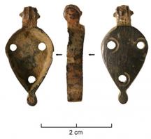 BTS-4051 - Boîte à sceau en forme de goutte
bronze
TPQ : 100 - TAQ : 300
Fond de boîte à sceau en fome de goutte, percé de 3 trous parfois entourés d'un cercle ; couvercle de type inconnu mais avec un ergot de calage à la base.