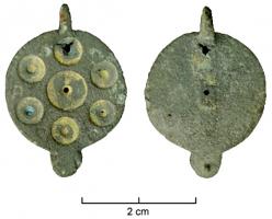 BTS-4053 - Boîte à sceau circulaire
bronze
TPQ : 100 - TAQ : 200
Boîte à sceau circulaire, dont le couvercle comporte à la base un appendice arrondi, avec pointe de calage ; la surface externe est creusée de 6 disques entourant un disque central, tous sans doute émaillés.