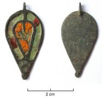 BTS-4054 - Boîte à sceau en forme de goutte
bronze
TPQ : 100 - TAQ : 300
Boîte à sceau en forme de goutte ; le couvercle est creusé de loges d'émail reprenant la fome générale, avec un trait vertical en haut; la couronne s'interrompt dans la partie inférieure qui est simplement marqué de 3 cercles oculés, disposés en triangle.