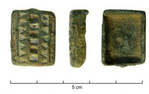 BTS-4055 - Boîte à sceau rectangulaire
bronze
TPQ : 100 - TAQ : 150
Boîte à sceau rectangulaire coulée, dont le couvercle à hauts rebords est orné sur la face externe d'une bande verticale d'émaux champlevés parallèles, rectangles au centre et dents-de-loup sur les côtés.