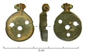 BTS-4059 - Boîte à sceau circulaire
bronze
Boîte à sceau circulaire coulée, le fond percé de quatre trous dont un au centre, sans cercles autour; pas d'appendice à l'opposé de la charnière.