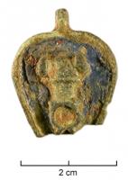 BTS-4063 - Boîte à sceau en forme de goutte
bronze
TPQ : 100 - TAQ : 300
Boîte à sceau en forme de goutte, dont le couvercle est entièrement creusé pour former un fond d'émail sur lequel se détache un phallus riveté (cercle d'émail sur le gland) ; pointe de calage sous un disque à la base ; fond encoché sur les côtés, et percé de trois trous.