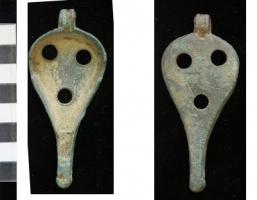 BTS-4064 - Boîte à sceau en forme de goutte
bronze
TPQ : 100 - TAQ : 300
Boîte à sceau coulée, couvercle inconnu ; fond en forme de goutte, percé de trois trous non cerclés ; creux de calage à la pointe.