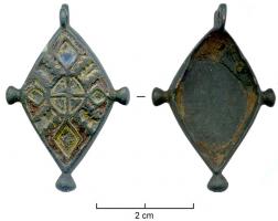 BTS-4069 - Boîte à sceau losangique
bronze
TPQ : 100 - TAQ : 300
Boîte à sceau coulée, de forme losangique, dont le couvercle enveloppant est orné d'un ergot à chaque angle ; la face externe est creusée de loges dessinant un décor émaillé complexe : autour d'un cercle barré d'une croix, alternance de losanges et de doubles bâtonnets.