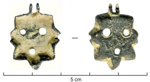 BTS-4070 - Boîte à sceau polyédrique
bronze
TPQ : 100 - TAQ : 300
Boîte à sceau coulée, de forme polyédrique (deux rectangles imbriqués)  lui donnant l'aspect d'une étoile à 8 branches; 3 trous au revers, entourés d'un cercle; couvercle de type inconnu.