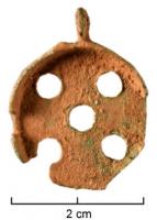 BTS-4072 - Boîte à sceau circulaire
bronze
Fond coulé d'une boîte à sceau circulaire, percé de 5 trous dont un central ; couvercle de type inconnu.