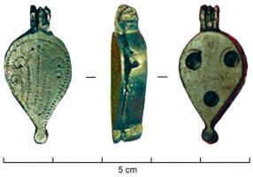BTS-4074 - Boîte à sceau en forme de goutte
bronze
Boîte à sceau en forme de goutte, au fond percé de 3 trous entourés d'un cercle ; le couvercle est entièrement plat (pointe de calage au revers) et porte un décor poinçonné, généralement de type végétal, ou alors avec un oiseau assez schématique.