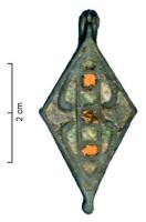 BTS-4076 - Boîte à sceau losangiquebronzeTPQ : 150 - TAQ : 300Boîte à sceau coulée, de forme losangique, la face externe du couvercle est creusée de loges dessinant un décor émaillé : au centre, colonne de rectangles terminée de chaque côté par des triangles, le tout, encadré par deux paires de crosses ; fond percé de quatre trous. 