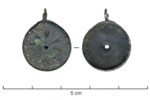 BTS-4078 - Boîte à sceau circulaire
bronze
Boîte à sceau circulaire, dont le couvercle à léger rebord (percé au centre pour décor riveté ?) est orné d'un décor rayonnant niellé, de type floral : pétales rayonnants, parfois groupés par deux ou par trois.