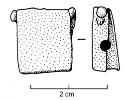 BTS-4092 - Boîte à sceau rectangulaire
bronze
Boîte à sceau rectangulaire dont le couvercle enveloppant est lisse, avec parfois un ou deux filets sur le pourtour (mais certains exemplaires peuvent conserver un décor sur tôle estampée, fixé au plomb). Trois trous au revers.