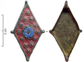 BTS-4104 - Boîte à sceau losangiquebronzeTPQ : 150 - TAQ : 300Boîte à sceau en forme de losange allongé ; couvercle émaillé avec au centre une logette circulaire avec un point, et autour 12 points alignés en réserve.