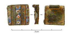 BTS-4108 - Boîte à sceau rectangulaire
bronze
TPQ : 100 - TAQ : 300
Boîte à sceau rectangulaire coulée, au couvercle rentrant dans le fond (liseré supérieur) ; la face supérieure est creusée de 5 loges rectangulaires parallèles, pour émail à inclusions ou millefiori.