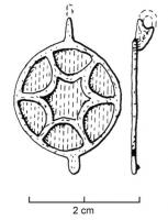 BTS-4111 - Boîte à sceau circulaire
bronze
TPQ : 100 - TAQ : 300
Boîte à sceau circulaire, couvercle plat (pointe de calage) dont la face externe est creusée de 6 loges d'émail en demi-cercle entourant un pentagone central à bords concaves.