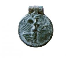 BTS-4114 - Boîte à sceau circulaire : Victoire
bronze
Boîte à sceau circulaire, martelée, dont le couvercle en tôle porte un décor estampé : Victoire.