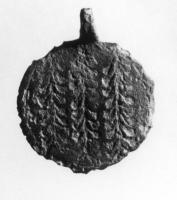 BTS-4119 - Boîte à sceau circulaire
bronze
Boîte à sceau circulaire, couvercle plat et mince, entièrement recouvert d'un décor niellé : trois bandes verticales de guirlandes ou