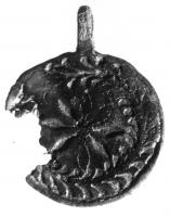 BTS-4122 - Boîte à sceau circulaire
bronze
Boîte à sceau circulaire, à décor niellé : fleuron central à 8 pétales, entouré d'une guirlande.