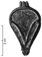 BTS-4130 - Boîte à sceau en forme de goutte
bronze
TPQ : 150 - TAQ : 300
Boîte à sceau en forme de goutte, dont le couvercle est creusé de deux loges d'émail imbriquées : en haut, une sorte de triangle à bords concaves sur les côtés ; en bas, deux bandes formant un V autour de cette pointe. Trois trous cerclés au revers.