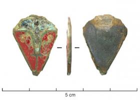 BTS-4131 - Boîte à sceau en forme de goutte
bronze
TPQ : 150 - TAQ : 300
Boîte à sceau en forme de goutte, dont le couvercle est creusé de trois loges d'émail imbriquées : en haut, une sorte de grand Y ; en dessous, écoinçons autour du motif réservé.