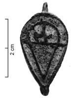 BTS-4132 - Boîte à sceau en forme de goutte
bronze
TPQ : 150 - TAQ : 300
Boîte à sceau en forme de goutte, dont le couvercle est creusé de plusieurs loges d'émail imbriquées : motif en forme d'écu barré horizontalement, avec une sorte d'ancre dans la partie supérieure.