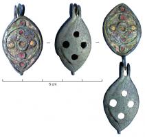 BTS-4141 - Boîte à sceau en forme de feuille
bronze
TPQ : 100 - TAQ : 300
Boîte à sceau foliacée (forme rare) ; pointe de calage en bas, dont le couvercle, allongé, est creusé de loges d'émail imbriquées ; cercle central avec 4 petits disques autour d'une couronne centrale ; petits cercles au-dessus et au-dessous.