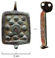 BTS-4145 - Boîte à sceau rectangulaire
bronze
TPQ : 100 - TAQ : 300
Boîte à sceau rectangulaire allongée, dont le couvercle comporte un bouton sur pointe de calage à la base ; le sommet comporte une charnière épaulée d'un anneau pour fixation d'un lien de sécurité. Couvercle creusé d'une loge d'émail dans laquelle émergent 12 points en réserve, autour d'une couronne avec un point au centre.