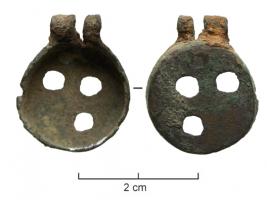 BTS-4146 - Boîte à sceau circulaire
bronze
Boîte à sceau de facture légère, martelée : une bande de tôle prolonge le côté et forme la charnière en se repliant simplement vers l'extérieur ; fond percé de 3 trous souvent irréguliers ; couvercle mince et entièrement lisse, à charnière également martelée.