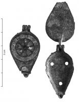 BTS-4162 - Boîte à sceau en forme de goutte
bronze
TPQ : 100 - TAQ : 250
Boîte en forme de goutte, couvercle creusé du plusieurs loges d'émail dégageant au sommet un cercle central à plusieurs quartiers, entouré d'une couronne également émaillée ; l'écoinçon est recoupé par une ligne dégageant un demi-cercle à la base.