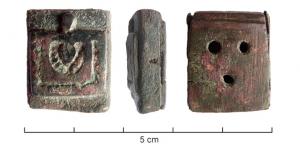 BTS-4163 - Boîte à sceau rectangulaire
bronze
Boîte à sceau rectangulaire dont le couvercle  est orné d'un motif quadrangulaire rapporté, marqué d'un motif en arc de cercle comportant une ligne de points, le tout entouré d'un filet.