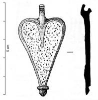 BTS-4185 - Boîte à sceau en forme de goutte
bronze
TPQ : 100 - TAQ : 250
Bopite à sceau en forme de goutte, dont le couvercle est creusé d'une loge d'émail comportant pour seul ornement un pendentif en réserve dans la partie supérieure de l'axe vertical; à la base, bouton mouluré.