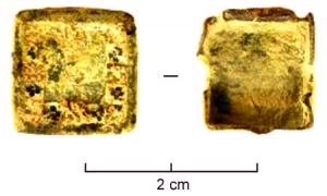 BTS-4189 - Boîte à sceau rectangulaire
bronze
TPQ : 150 - TAQ : 250
Boîte à sceau rectangulaire coulée, au couvercle rentrant dans le fond (liseré supérieur) ; la face supérieure est creusée d'un carré divisé en 3 loges rectangulaires parallèles, entouré d'une bande également émaillée sur tout le pourtour, pour millefiori.